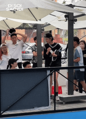 ezgif-5d1f9ef4548036-1741512063595-1741512065829695296793 "Tóm gọn" 2 sao Vbiz nghi hẹn hò, "dính nhau như sam" trên sân pickleball ezgif 5d1f9ef4548036 1741512063595 1741512065829695296793