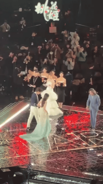 Drama vị trí đứng tại sự kiện hot nhất Cbiz đầu năm 2025: Triệu Lệ Dĩnh, Đường Yên cùng loạt sao bị lôi vào cuộc- Ảnh 1. Drama vị trí đứng tại sự kiện hot nhất Cbiz đầu năm 2025: Triệu Lệ Dĩnh, Đường Yên cùng loạt sao bị lôi vào cuộc- Ảnh 1.