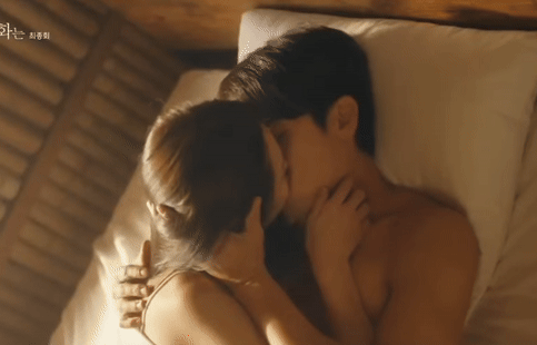 When the Phone Rings tập cuối quá cháy, tổng tài và vợ yêu có cảnh nóng 2 phút khiến netizen náo loạn- Ảnh 4. When the Phone Rings tập cuối quá cháy, tổng tài và vợ yêu có cảnh nóng 2 phút khiến netizen náo loạn- Ảnh 4.