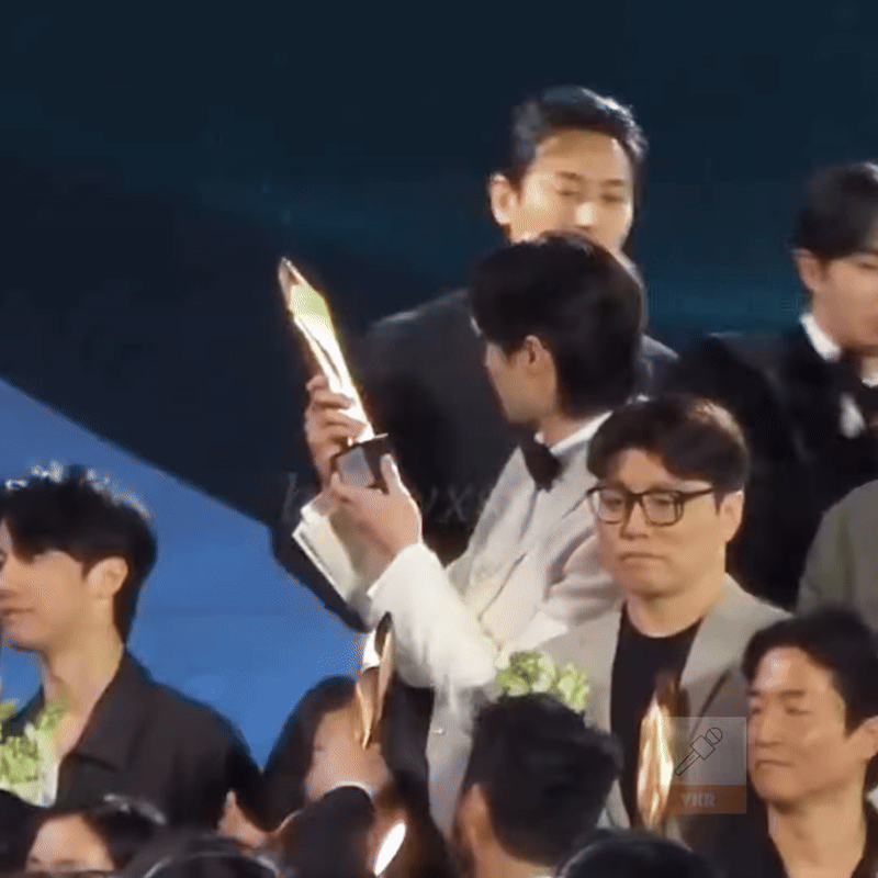 Khung hình hỗn loạn nhất Baeksang 2025: 3 cực phẩm visual hội tụ, chỉ 1 hành động mà “quậy banh” cả sự kiện- Ảnh 3.