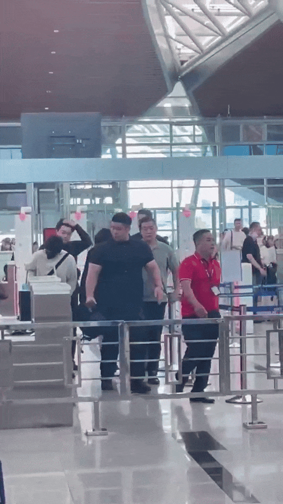 "Bắt gọn" Jimin - Jungkook (BTS) tại sân bay Đà Nẵng về Hàn Quốc, có 1 cử chỉ "đốn tim" fan ezgif 6110c60e0f1d56 1751030514183 1751030515705940797956