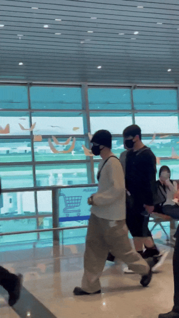 "Bắt gọn" Jimin - Jungkook (BTS) tại sân bay Đà Nẵng về Hàn Quốc, có 1 cử chỉ "đốn tim" fan ezgif 63728eaa9e26d5 1751030506003 17510305071871205433553