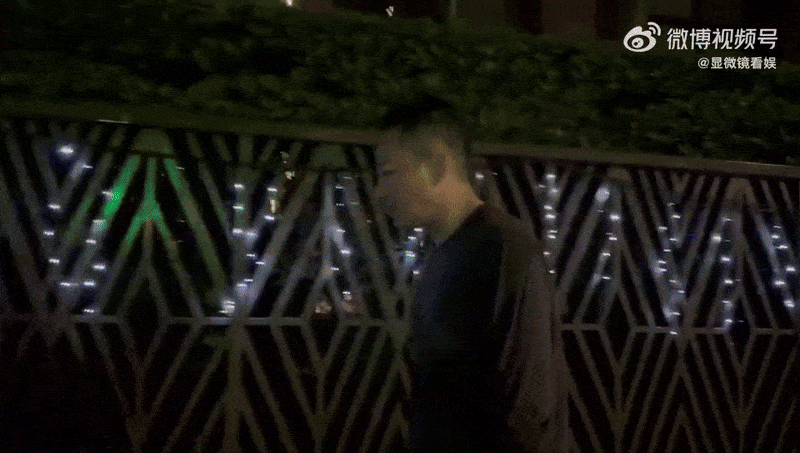 No.1 Hot seach: Chồng cũ Từ Hy Viên dầm mưa trên phố sau tin vợ cũ qua đời vì bệnh cúm- Ảnh 1. No.1 Hot seach: Chồng cũ Từ Hy Viên dầm mưa trên phố sau tin vợ cũ qua đời vì bệnh cúm- Ảnh 1.