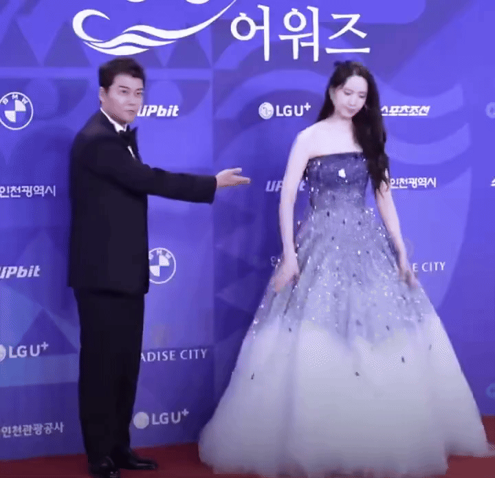 Rồng Xanh nhiều sự cố không tưởng: Cả dàn mỹ nhân vấp ngã không chỉ Yoona, 1 sao nữ còn lộ đồ nhạy cảm- Ảnh 1.