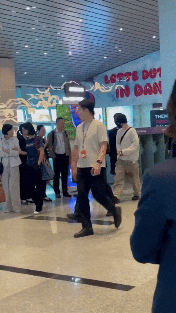 "Bắt gọn" Jimin - Jungkook (BTS) tại sân bay Đà Nẵng về Hàn Quốc, có 1 cử chỉ "đốn tim" fan ezgif 6b1e98b2f6214e 1751030502099 17510305039991835957086