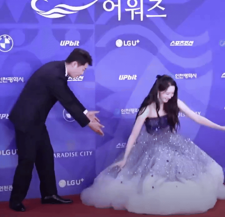 Rồng Xanh nhiều sự cố không tưởng: Cả dàn mỹ nhân vấp ngã không chỉ Yoona, 1 sao nữ còn lộ đồ nhạy cảm- Ảnh 2.