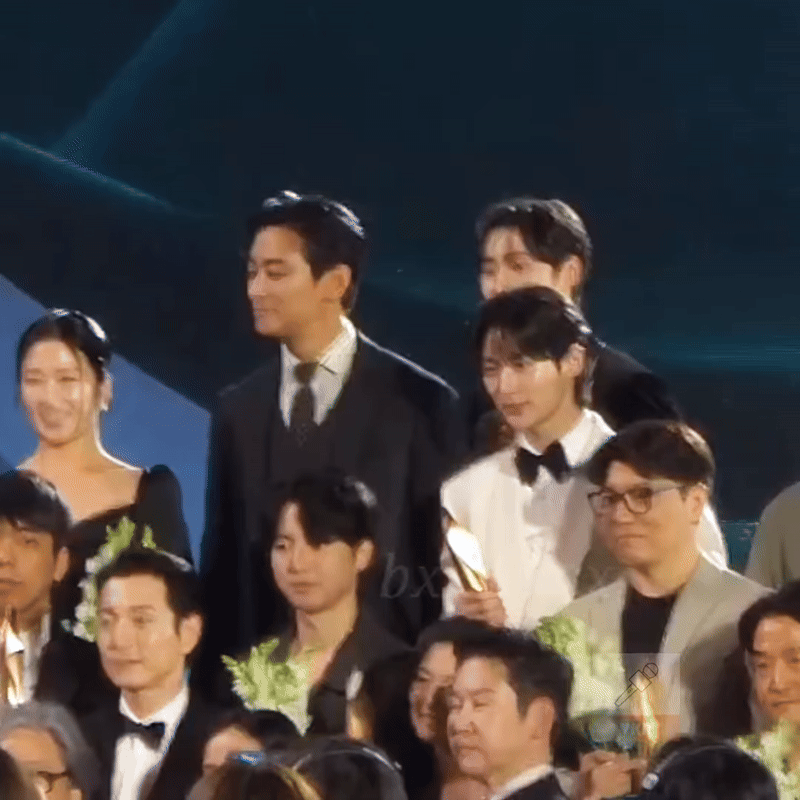 Khung hình hỗn loạn nhất Baeksang 2025: 3 cực phẩm visual hội tụ, chỉ 1 hành động mà “quậy banh” cả sự kiện- Ảnh 1.