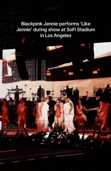 Jennie (BLACKPINK) cứ diễn concert là ngập tranh cãi: Lười hát lười cả nhảy, ngày càng hở hang?- Ảnh 3.