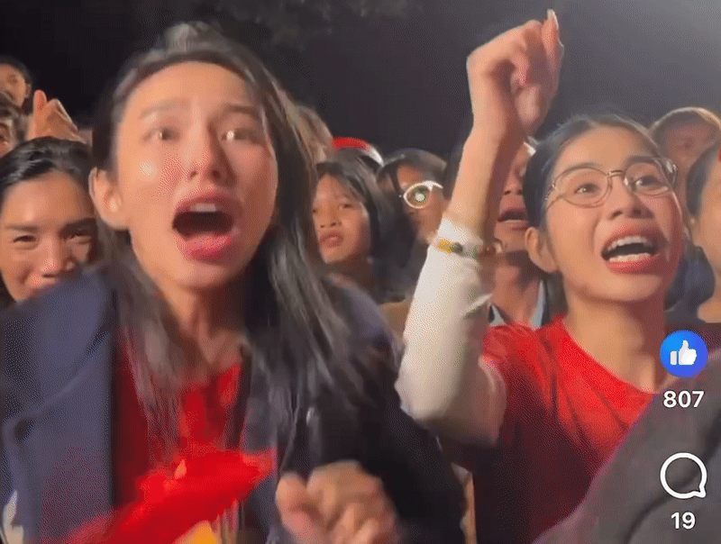 Hoa hậu Thuỳ Tiên cổ vũ tuyển Việt Nam “bằng cả tính mạng”, hú hét rớt cả hình tượng!- Ảnh 1. Hoa hậu Thuỳ Tiên cổ vũ tuyển Việt Nam “bằng cả tính mạng”, hú hét rớt cả hình tượng!- Ảnh 1.