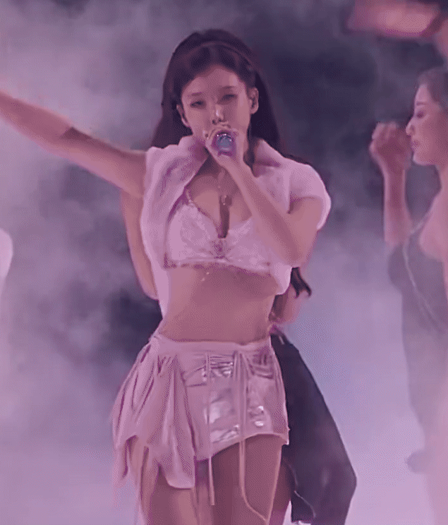 Ngoài màn phô diễn vòng 1 ngồn ngộn, 4 mỹ nhân TWICE chẳng làm được gì tại Victoria's Serect Show!- Ảnh 9.