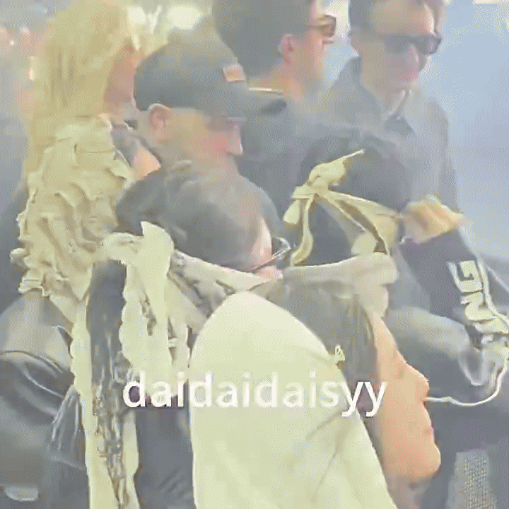 Clip Jennie phớt lờ bạn trai Lisa ở Coachella viral khắp cõi mạng, ồn ào chị em