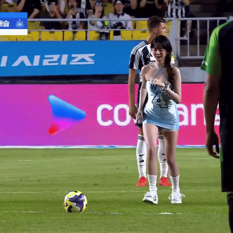 "Công chúa Kpop" Jang Won Young hứng gạch tan nát vì mặc váy bó ngắn cũn cỡn, hóa ra là đồng đội "chỉ điểm" ezgif 724d318e539a81 17539528496481999736391 1753959853734 1753959854382173896755