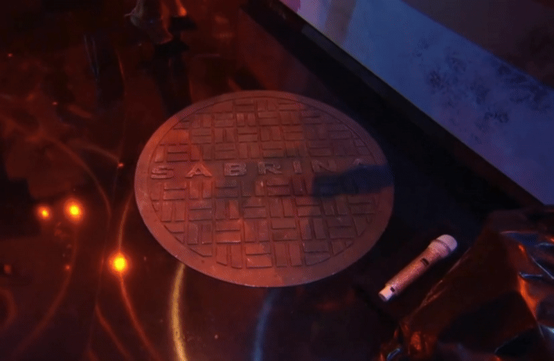 Nữ ca sĩ gen Z hot nhất hiện nay bất ngờ đội nắp cống ngoi lên, lột đồ ướt nhẹp giữa sân khấu- Ảnh 1.