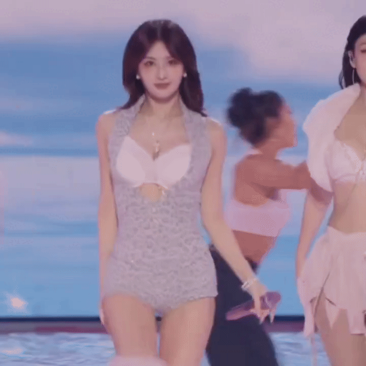 Ngoài màn phô diễn vòng 1 ngồn ngộn, 4 mỹ nhân TWICE chẳng làm được gì tại Victoria's Serect Show!- Ảnh 13.