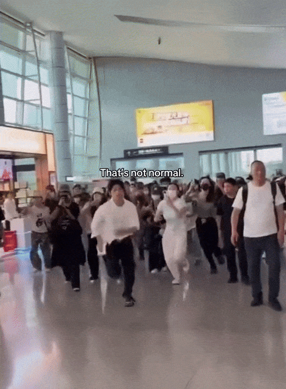 Kinh hoàng cảnh nam thần đam mỹ hot nhất hiện nay khóc mếu vì bị fan cuồng truy đuổi, dí camera sát mặt- Ảnh 1.