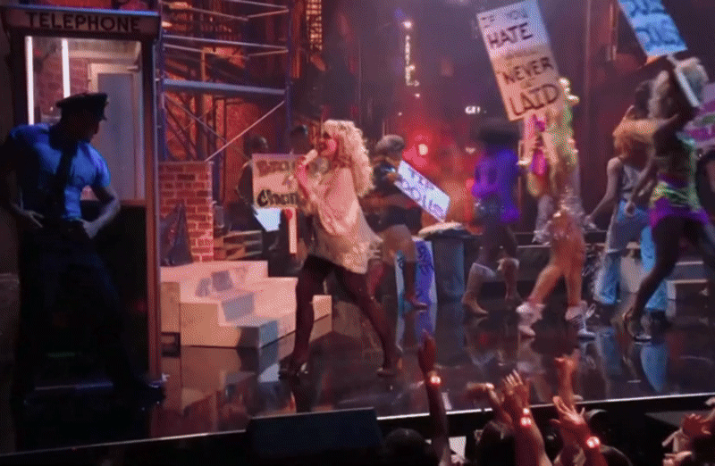 Nữ ca sĩ gen Z hot nhất hiện nay bất ngờ đội nắp cống ngoi lên, lột đồ ướt nhẹp giữa sân khấu- Ảnh 2.