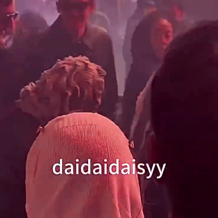 Clip Jennie phớt lờ bạn trai Lisa ở Coachella viral khắp cõi mạng, ồn ào chị em