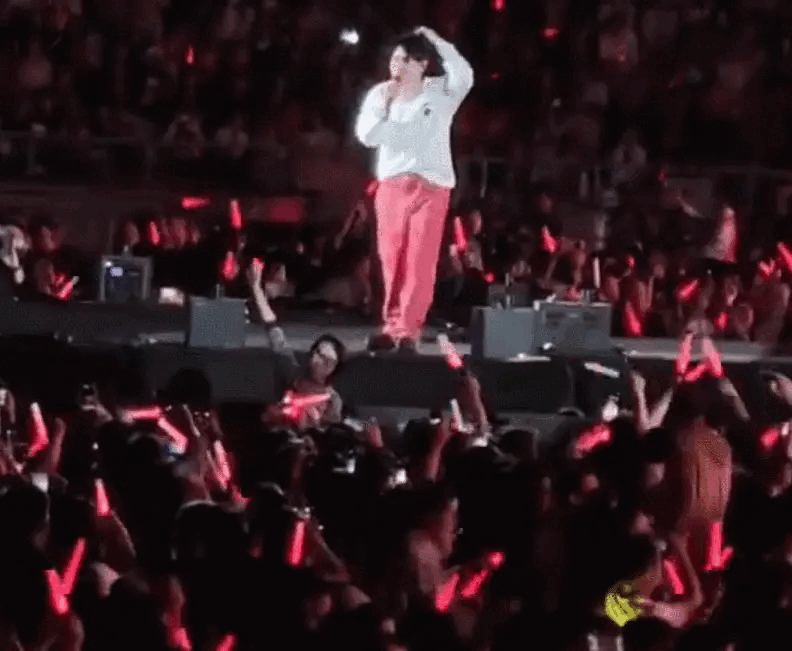 Clip: 1 nam ca sĩ ngã nhào khỏi sân khấu cao 2 m, bất tỉnh tại chỗ- Ảnh 1.