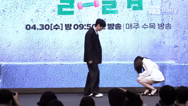 Thấy bạn diễn sắp hớ hênh, nam thần Khi Cuộc Đời Cho Bạn Quả Quýt làm 1 việc không ai ngờ, nhận được