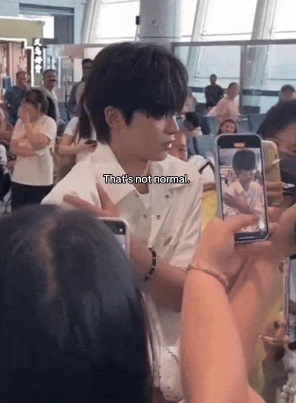 Kinh hoàng cảnh nam thần đam mỹ hot nhất hiện nay khóc mếu vì bị fan cuồng truy đuổi, dí camera sát mặt- Ảnh 3.