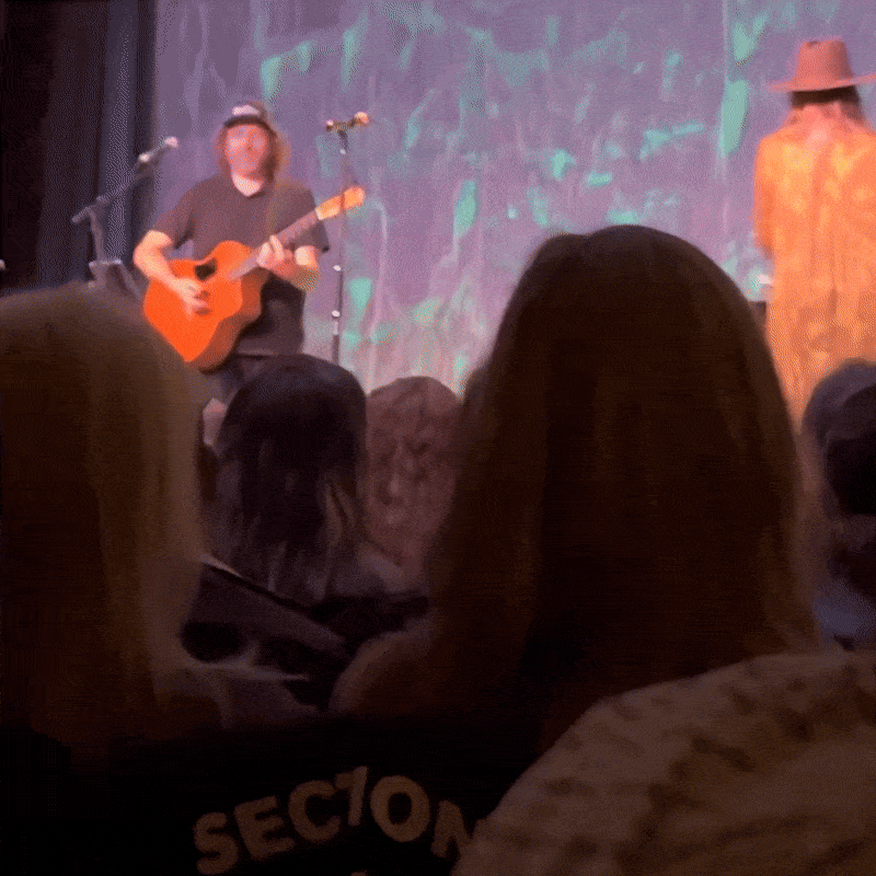 Chưa từng có: Nữ ca sĩ đình đám tháo chạy khỏi sân khấu vì... rụng răng!- Ảnh 1.