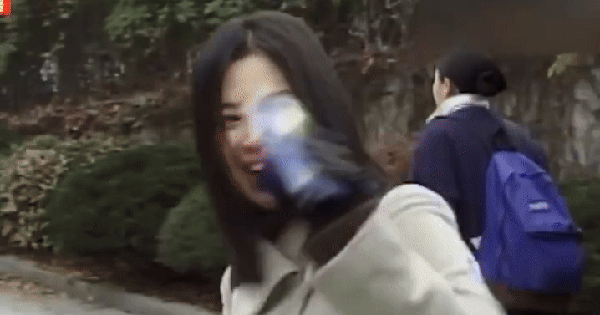 Làm gì có thí sinh thi Đại học nào đẹp và nổi tiếng như Song Hye Kyo! 29 Làm gì có thí sinh thi Đại học nào đẹp và nổi tiếng như Song Hye Kyo! ezgif 7c796ebe986c0958 1763142964665873977813 1763190414423 17631904152221604363527 82 0 459 720 crop 17631905402081527608760gifpng