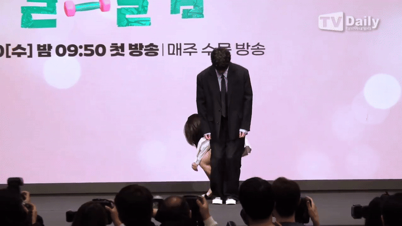 Thấy bạn diễn sắp hớ hênh, nam thần Khi Cuộc Đời Cho Bạn Quả Quýt làm 1 việc không ai ngờ, nhận được