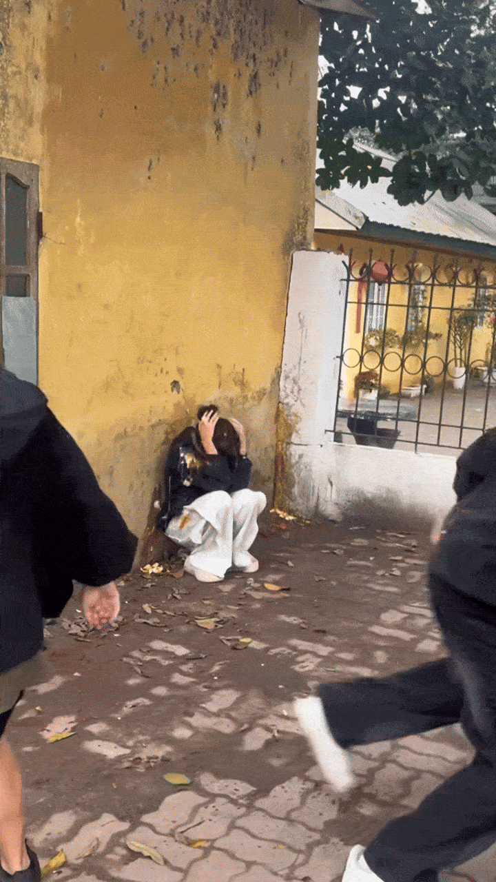 Clip cực viral: Mỹ nhân Việt bị ném 100 quả trứng vào người,