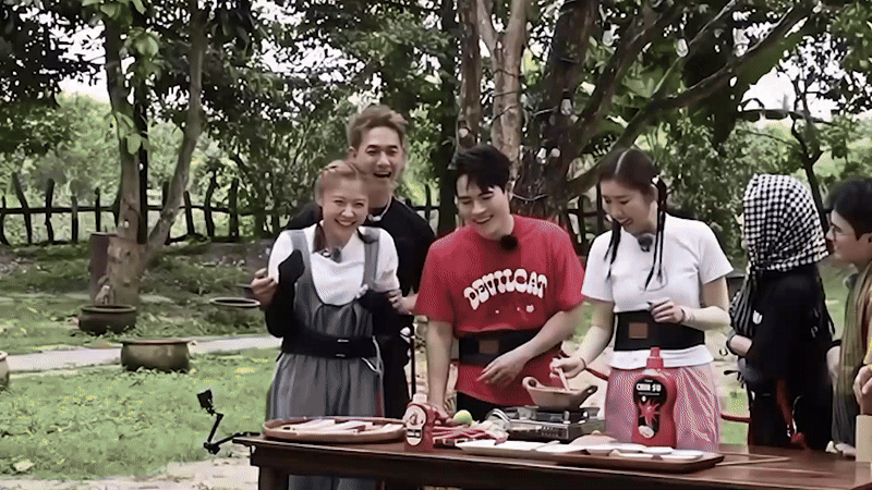 Tóm dính em gái Trấn Thành được 1 sao nam Vbiz chờ lên xe ra về, thì ra là