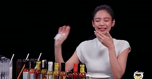 Jennie (BLACKPINK): "Tôi là nạn nhân của Rosé và Lisa" ezgif 8ab42baf43286c 17504066944161344254025 1750419982224 17504199826611109809434 0 0 419 800 crop 1750420104005147521699gifpng