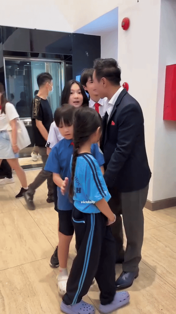 Hành động đặc biệt gây chú ý của các con Lý Hải tại sự kiện của bố, netizen cảm thán: Tinh tế quá đi- Ảnh 1.