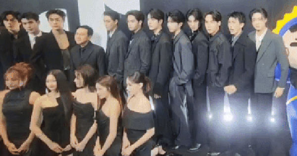 Cả dàn mỹ nhân mặc váy ngắn bị bắt quỳ rạp để chụp ảnh, loạt sao nam đứng trơ gây tranh cãi kịch liệt 26 Cả dàn mỹ nhân mặc váy ngắn bị bắt quỳ rạp để chụp ảnh, loạt sao nam đứng trơ gây tranh cãi kịch liệt ezgif 8dd548a5f6386437 17626732023941147385477 43 0 262 419 crop 17626732191541893160242gifpng