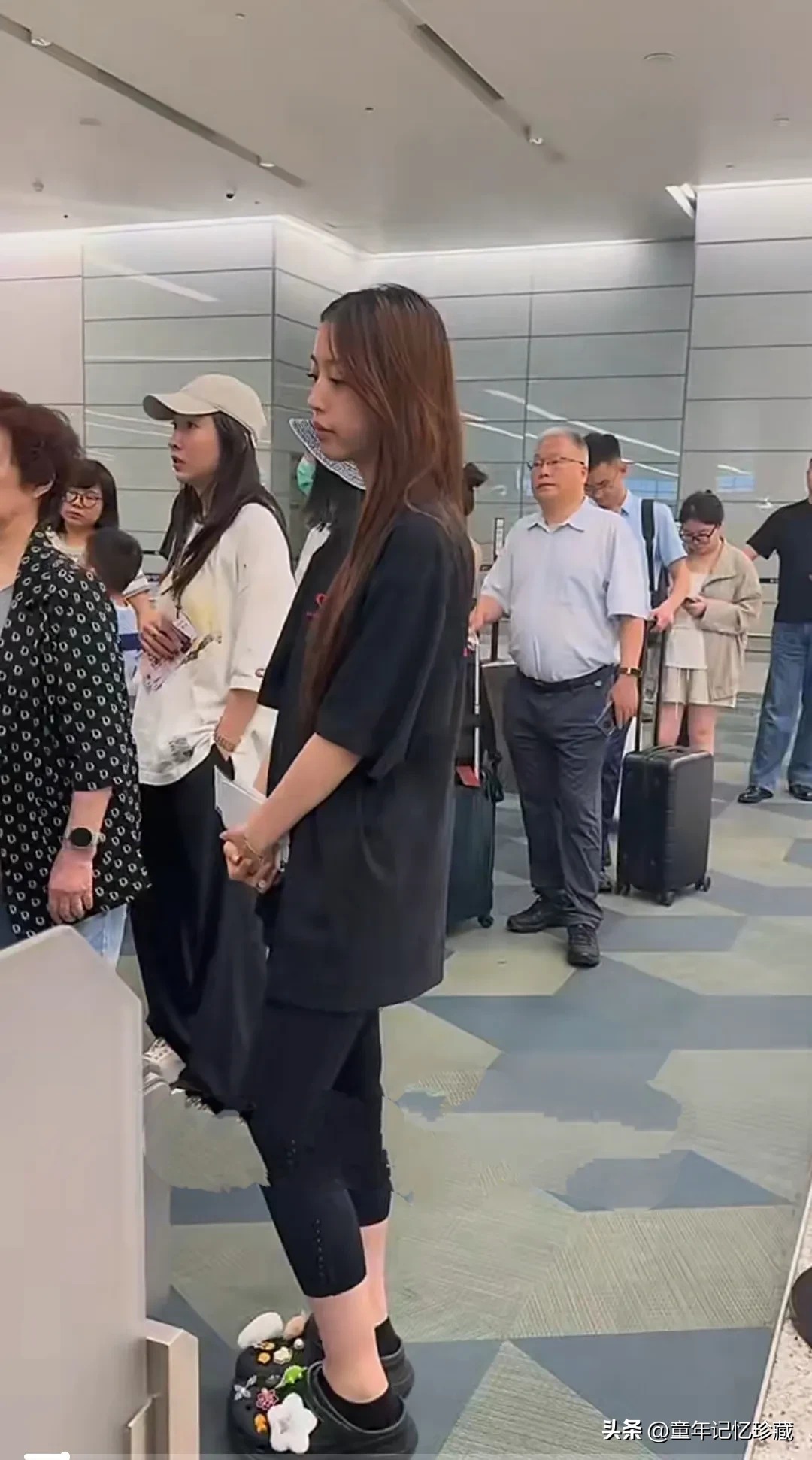 Tài sản bị phong tỏa, Triệu Vy bấu víu vào con gái 15 tuổi như “tấm phao cứu mạng”- Ảnh 2. Tài sản bị phong tỏa, Triệu Vy bấu víu vào con gái 15 tuổi như “tấm phao cứu mạng”- Ảnh 2.