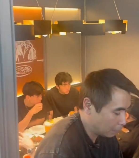 Sau nhiều năm vướng nghi vấn bất hòa, Tạ Đình Phong bất ngờ bị tóm gọn hình ảnh ấm áp bên 2 con trai- Ảnh 2.