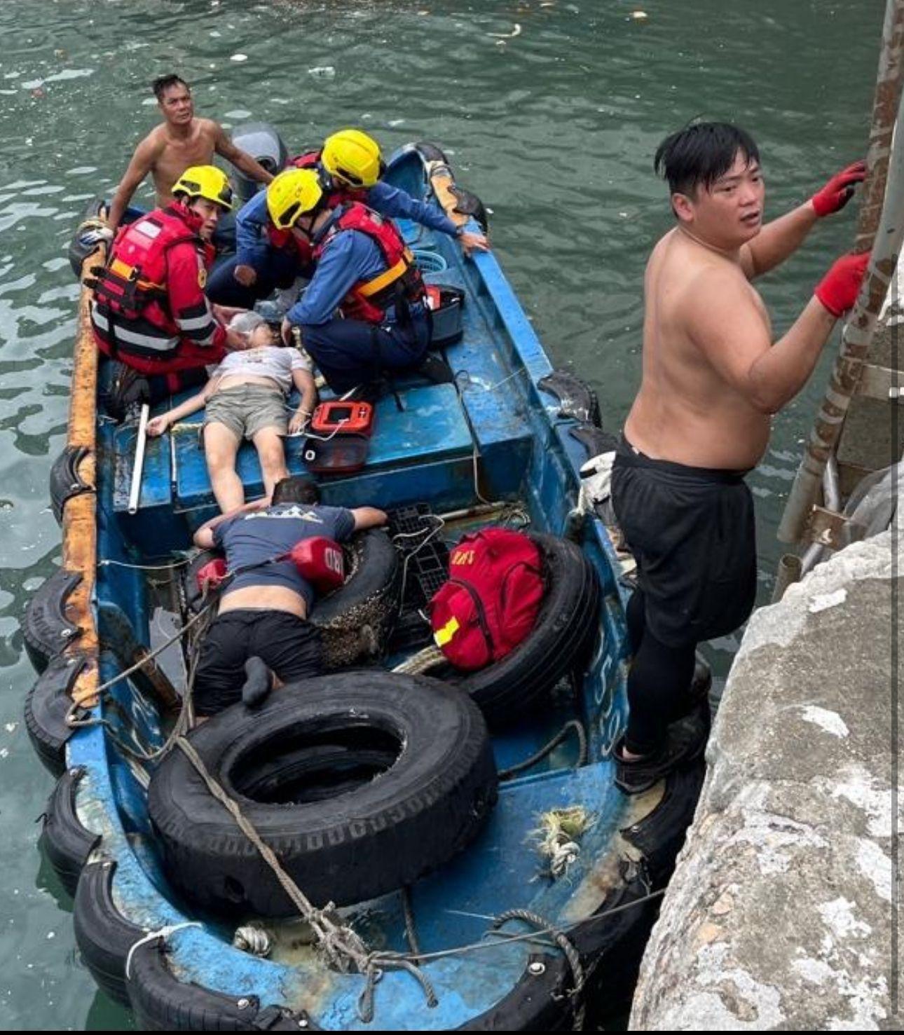 Gia đình 3 người bị sóng lớn cuốn thẳng xuống biển khi ra đê chắn sóng ngắm bão Ragasa- Ảnh 2. Gia đình 3 người bị sóng lớn cuốn thẳng xuống biển khi ra đê chắn sóng ngắm bão Ragasa- Ảnh 2.