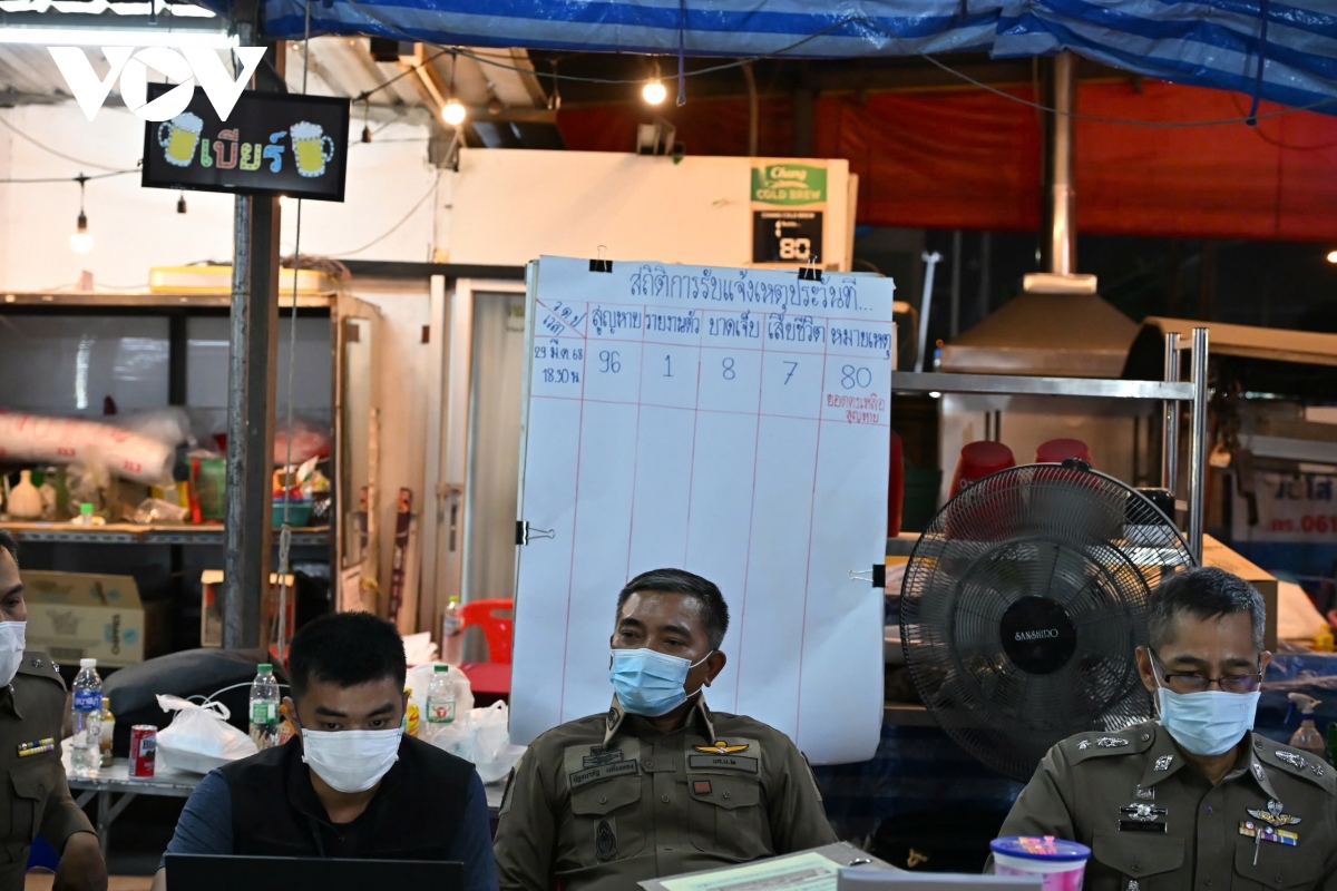 Vụ sập nhà 30 tầng ở Bangkok: Liên lạc được qua di động với 9 người bị mắc kẹt- Ảnh 1.