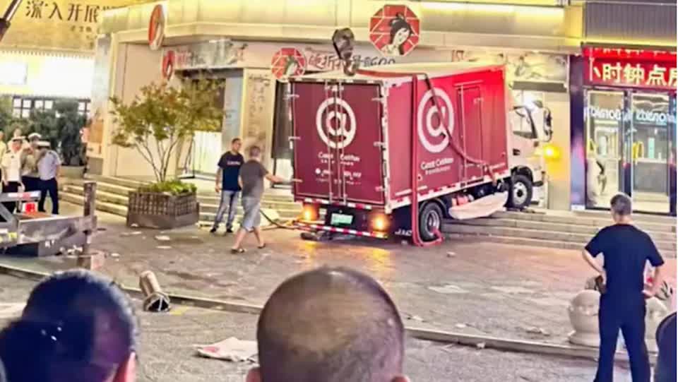 Hai người phụ nữ bị xe tải đâm tử vong khi đang uống trà sữa trước cửa quán nước- Ảnh 1.