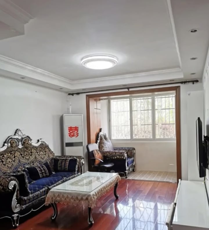 Chủ nhà đau như cắt khi căn hộ cho thuê bị biến thành trại nuôi gà hôi thối- Ảnh 2.