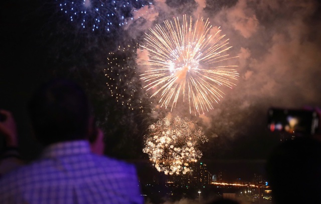 Châu Âu chìm đắm trong sắc màu pháo hoa năm mới- Ảnh 14.