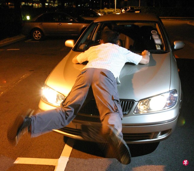 Thấy vợ tối không về nhà, chồng xuống bãi đậu xe tìm thì chứng kiến cảnh tượng gây phẫn nộ trong ô tô- Ảnh 1.