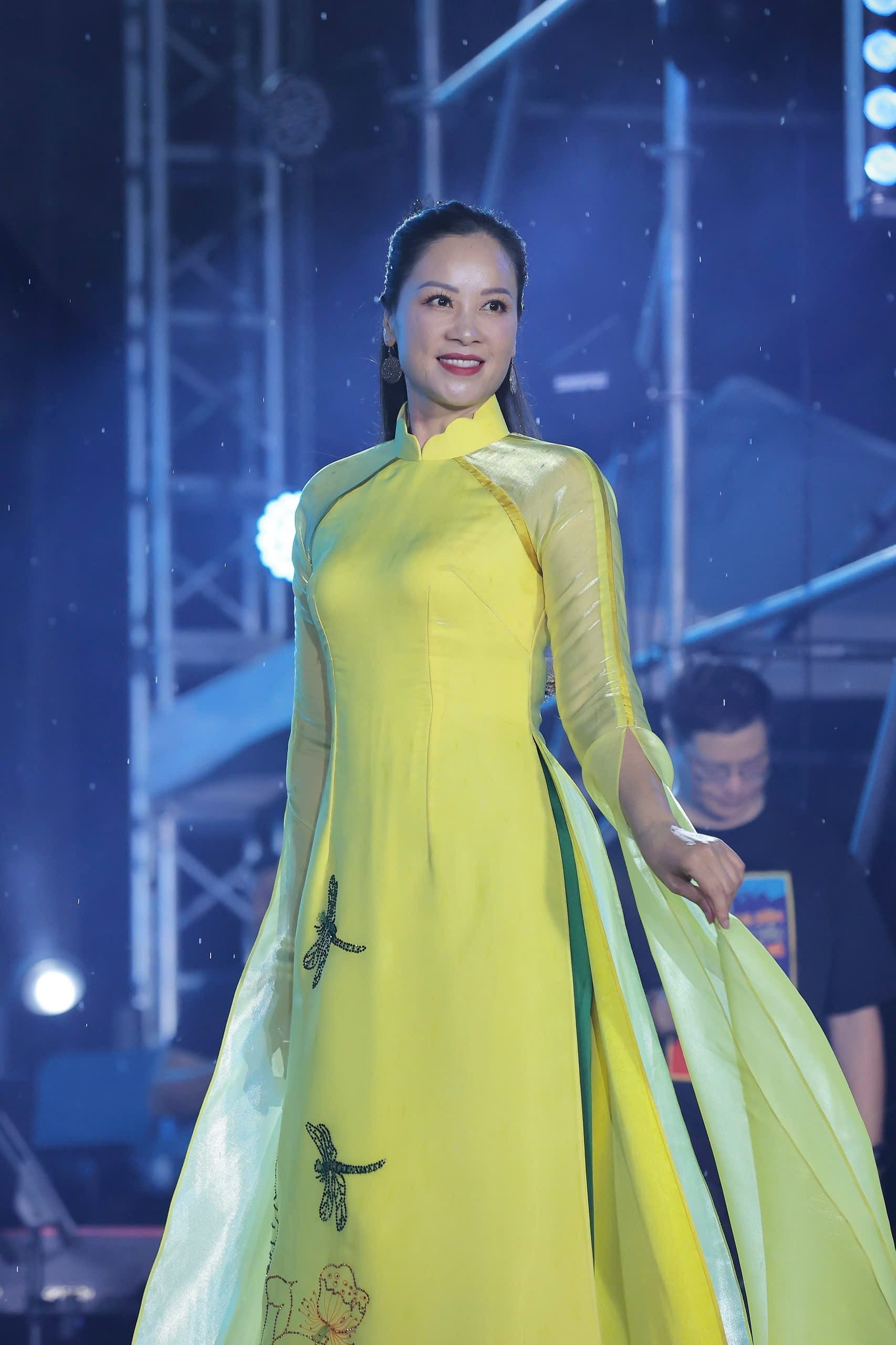 Sau 25 năm đăng quang, 1 nàng hậu 7X bất ngờ tái xuất, gây chú ý với nhan sắc và cuộc sống hiện tại- Ảnh 2.