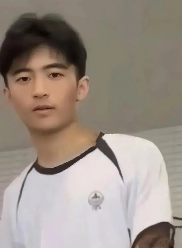 Khoảnh khắc ấm áp: Tạ Đình Phong khoe ảnh trượt tuyết cùng con trai lớn, ngoại hình nhóc tì ở tuổi 17 ra sao?- Ảnh 3. Khoảnh khắc ấm áp: Tạ Đình Phong khoe ảnh trượt tuyết cùng con trai lớn, ngoại hình nhóc tì ở tuổi 17 ra sao?- Ảnh 3.