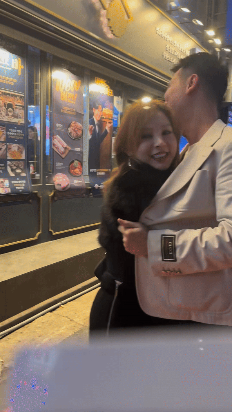 facebook-ezgifcom-video-to-gif-converter-17456722032141167665795-1745681241119-17456812425921985598855 "Phú bà Vbiz" hiếm hoi cho chồng đại gia lên sóng, thì ra đời thường của ông chủ chuỗi khách sạn đắt đỏ như thế này facebook ezgifcom video to gif converter 17456722032141167665795 1745681241119 17456812425921985598855