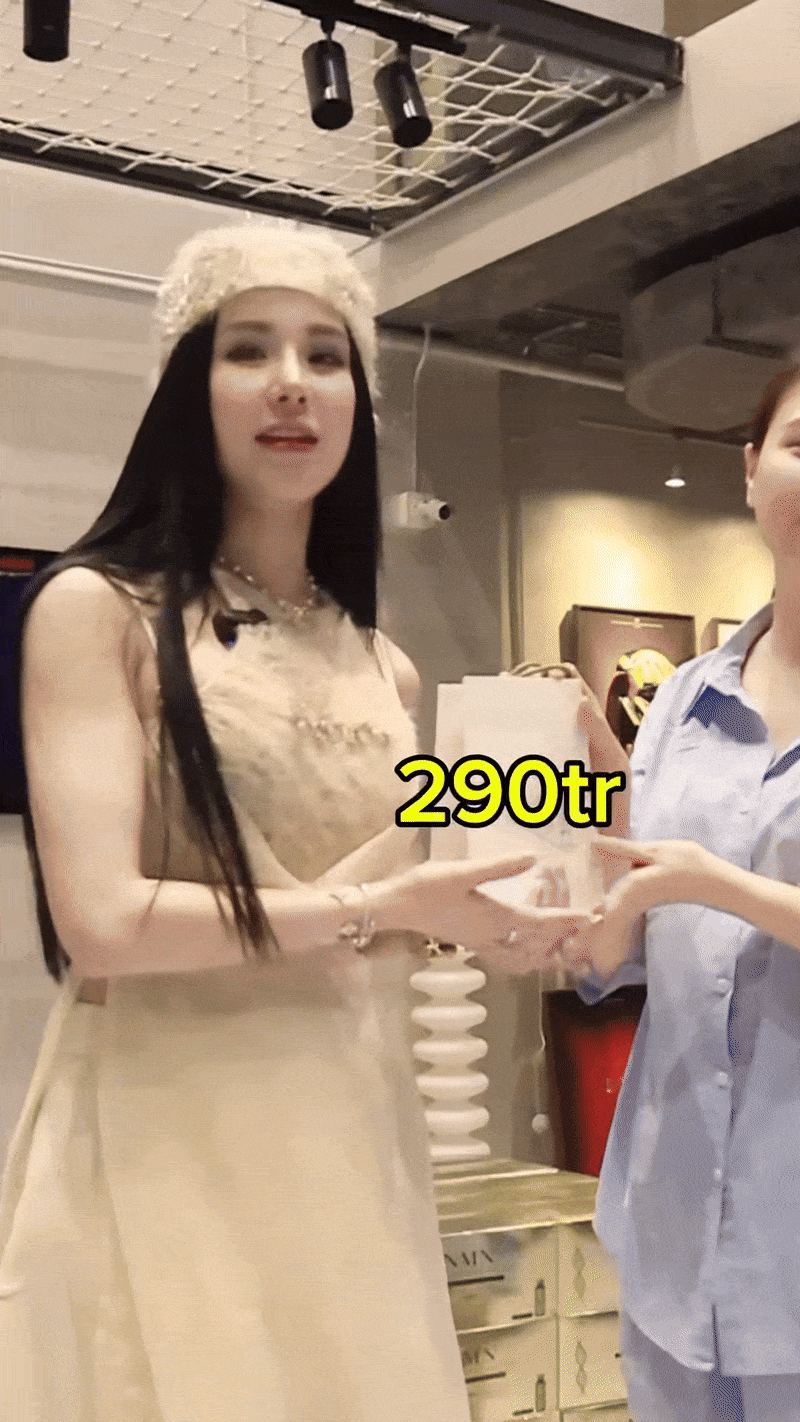 Clip bà xã Cường Đô La mang xấp tiền mặt gần 300 triệu đưa tận tay cho người này, mối quan hệ gây bất ngờ- Ảnh 1. Clip bà xã Cường Đô La mang xấp tiền mặt gần 300 triệu đưa tận tay cho người này, mối quan hệ gây bất ngờ- Ảnh 1.