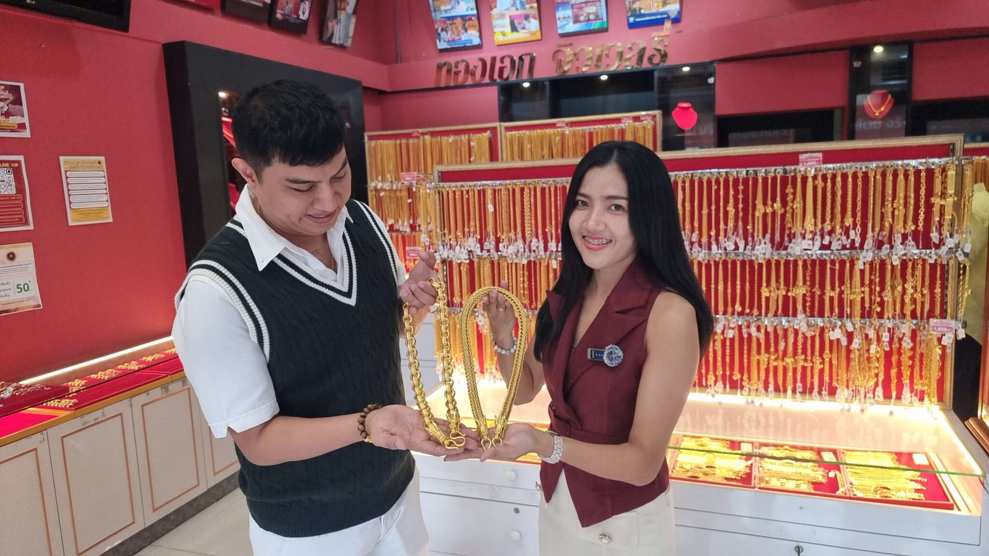 Nghịch lý tại Thái Lan: Giá vàng thật lập kỷ lục, người dân đổ xô mua... vàng giả- Ảnh 2.