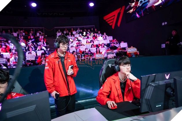 LMHT: Người hâm mộ nhìn ra số phận hẩm hiu của trang phục Ahri HoL tại LCK