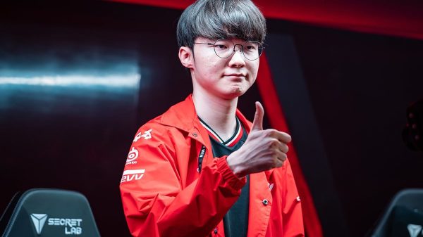 LMHT: Faker gặp nạn tại máy chủ Bắc Mỹ khi chỉ mới bước vào trận rank đầu tiên 33 LMHT: Faker gặp nạn tại máy chủ Bắc Mỹ khi chỉ mới bước vào trận rank đầu tiên faker gap nan khi leo rank bac my msi 2025 1 qvyujpg