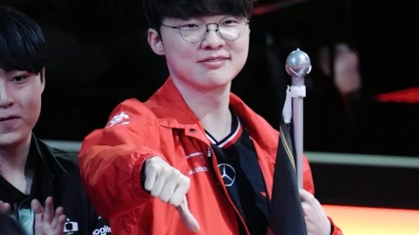 Faker liên tục “tấu hài”cùng team Mid Hoàng Gia khiến fan thích thú faker mid hoang gia 2jpg