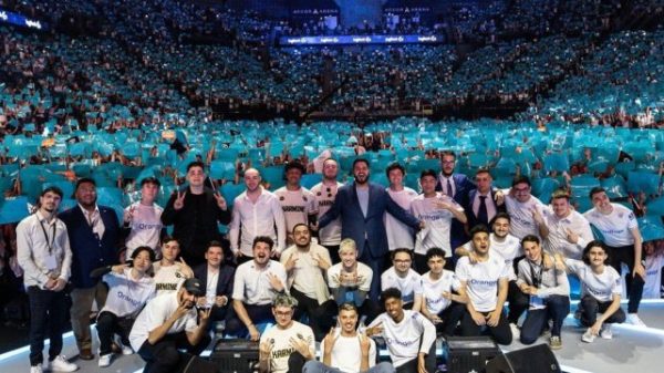 Fan Karmine Corp tạo nên khung cảnh đặc biệt ở First Stand, mang đến tinh thần đích thực của eSports fan kc 2025 1jpg