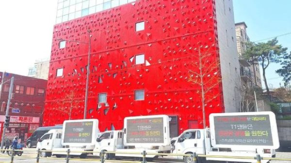 Cuộc biểu tình của fan T1 leo thang đỉnh điểm trong ngày Faker chạm cột mốc 1000 fan t1 gui xe tai 4jpg